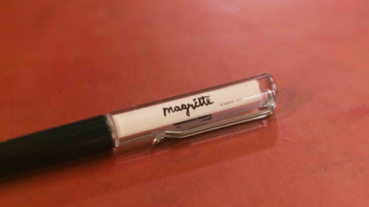 ブリュッセルのお土産「マグリット美術館の」フローティングペン」